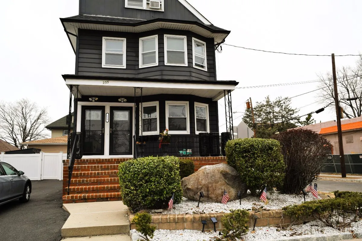 Primary Photo - 235 E Westfield Ave
