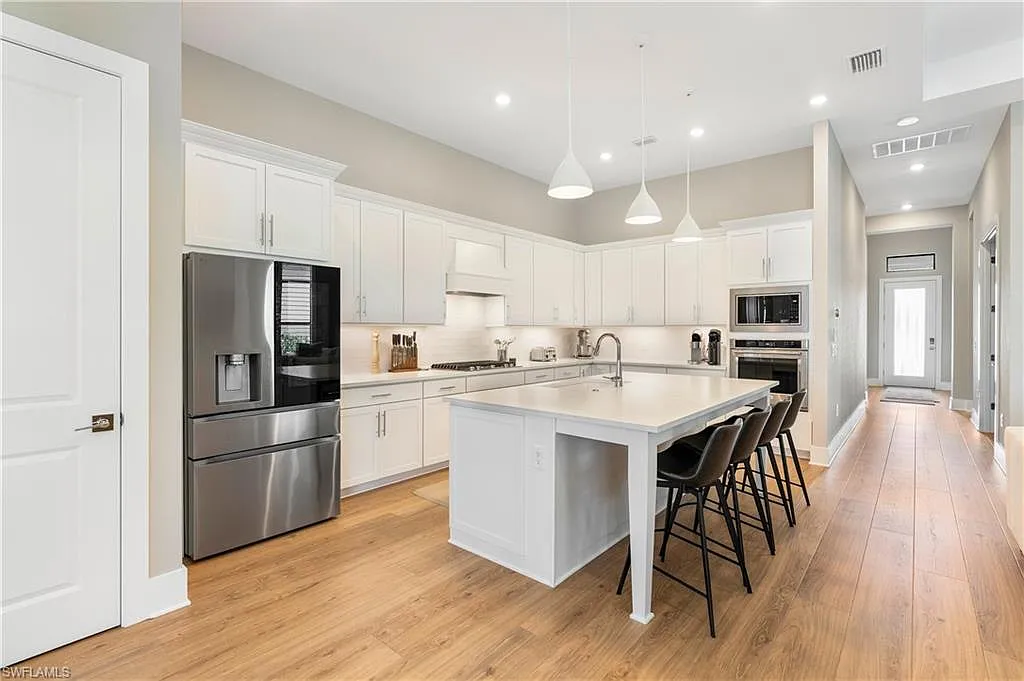3 bed, 3.0 bath, 2366 sqft, $6,800 — Photo 3