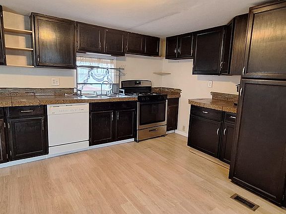 3rd image of 221 W 57th St #B31