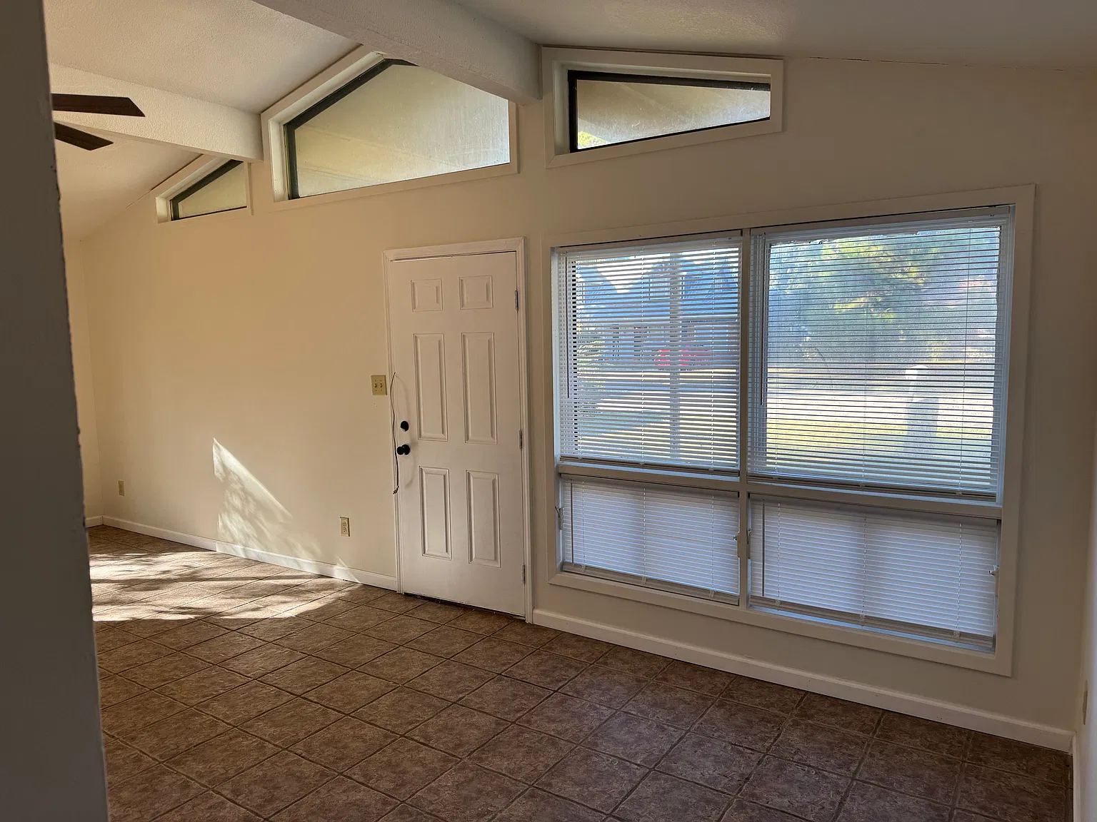 3 bed, 1.5 bath, 1378 sqft, $1,400 — Photo 4