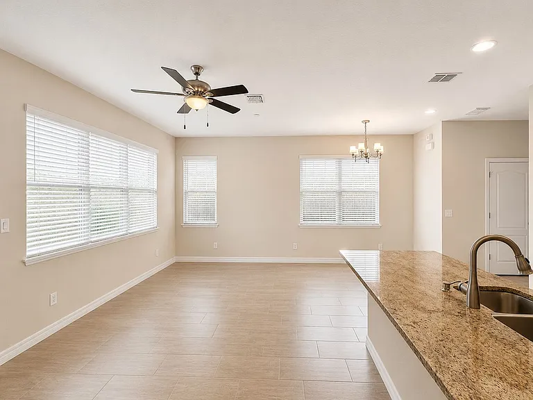 93 Zamora Pl — Photo 6