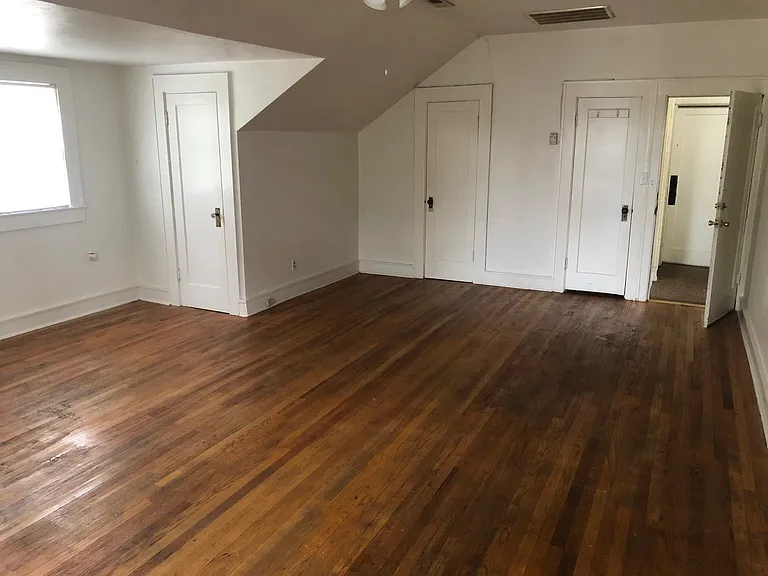 106 N Houston St #6 — Photo 2