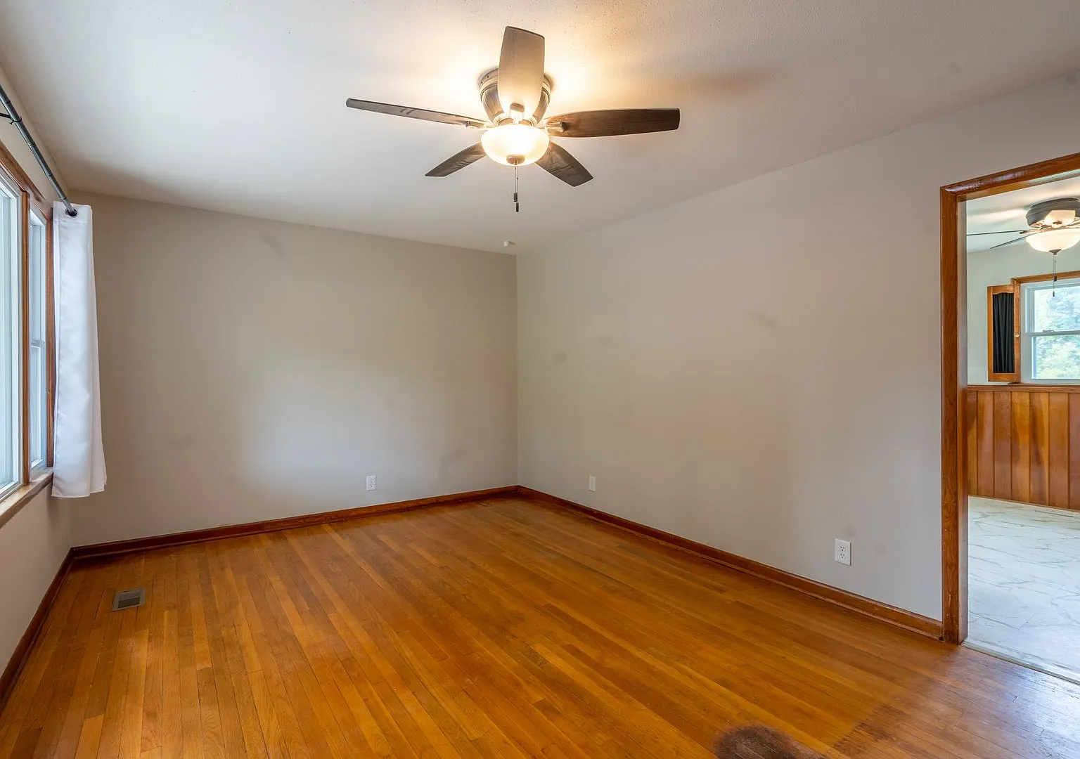 2+ bedrooms and 1.5bath house with office space and partially finished basement — Photo 4
