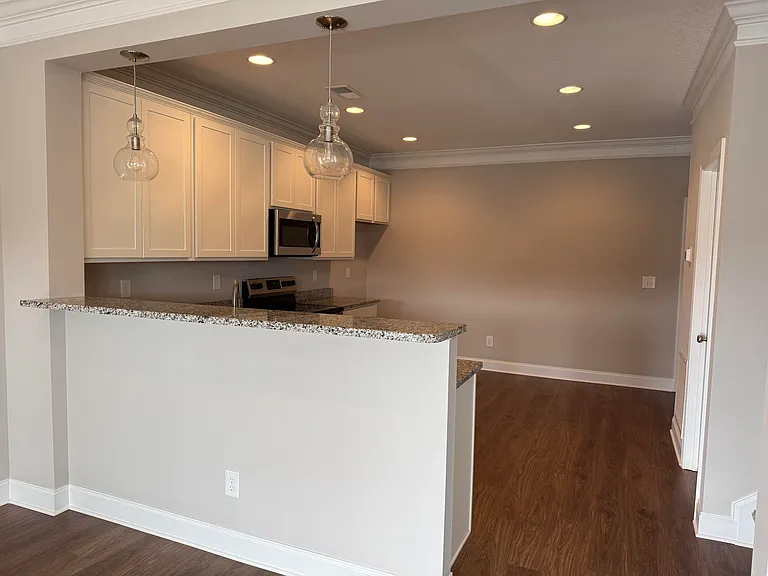336 Broadberry Ave — Photo 4