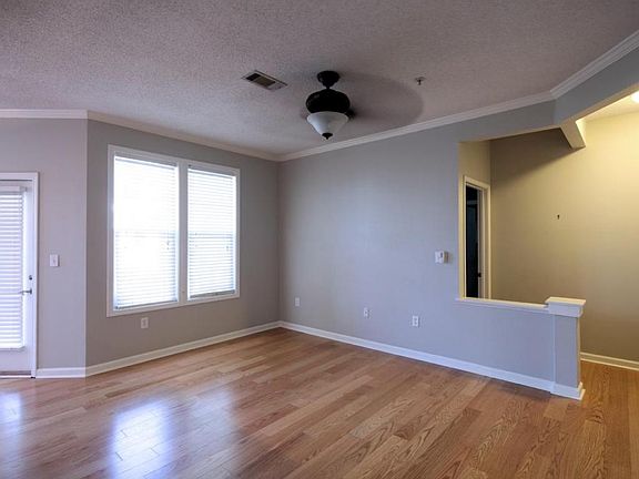 5th image of 1017 Rosewood Ln