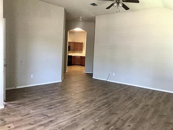 3rd image of 905 Silver Sage Dr
