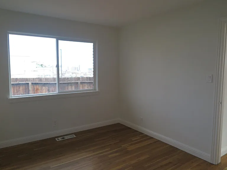 1305 W 6th St — Photo 25
