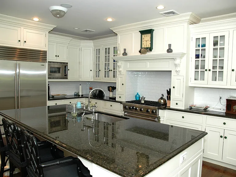 10 Georgica Woods Ln — Photo 2