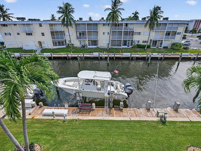 110 Shore Ct #301 — Photo 35