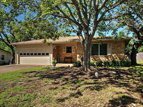 2nd image of 1117 Lake Dr