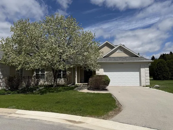 W233N3088 Oakmont COURT #B, Pewaukee, WI 53072