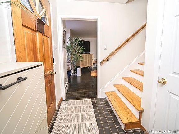 4th image of 218 Colonial Hts