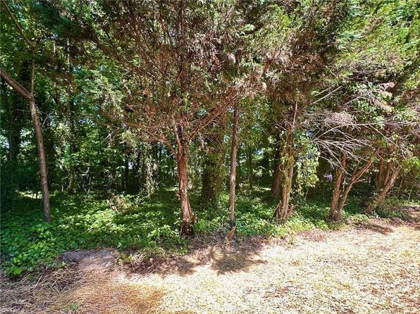 5670 Plantation Dr, Winston Salem, NC 27105