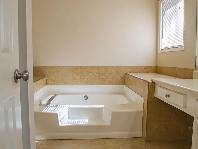 608 Wood Knoll Ct — Photo 18
