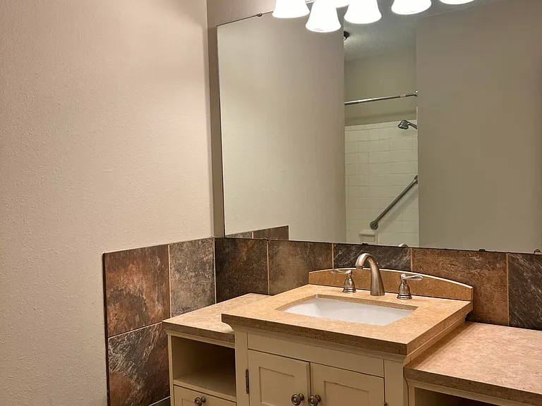 2438 S Texas Ave — Photo 8