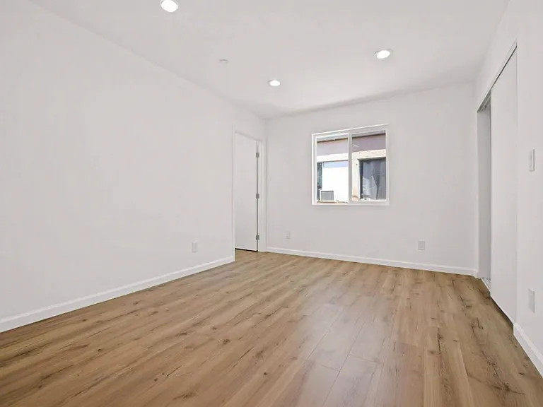 647 W 92nd St #1/2 — Photo 14