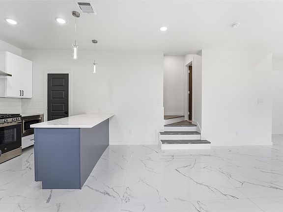 4th image of 982 Ellington St