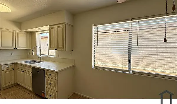 725 N Arrowhead Dr — Photo 8