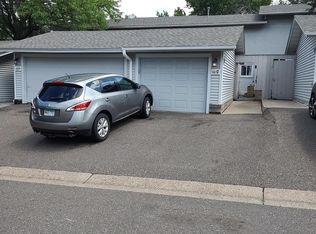 6613 Gretchen Ln N, Oakdale, MN 55128