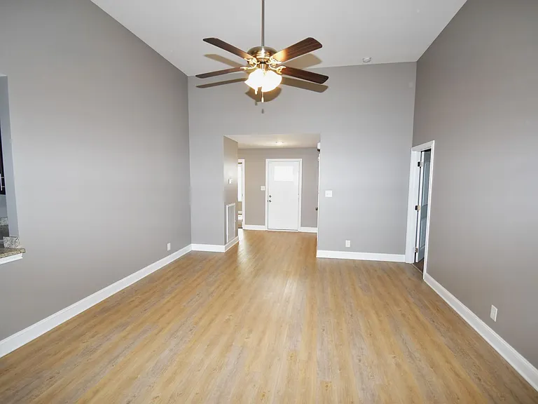 207 Geneva Ln — Photo 16