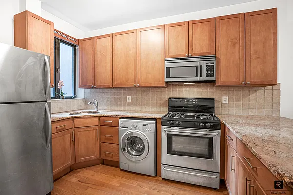 Sold by R New York | media 9