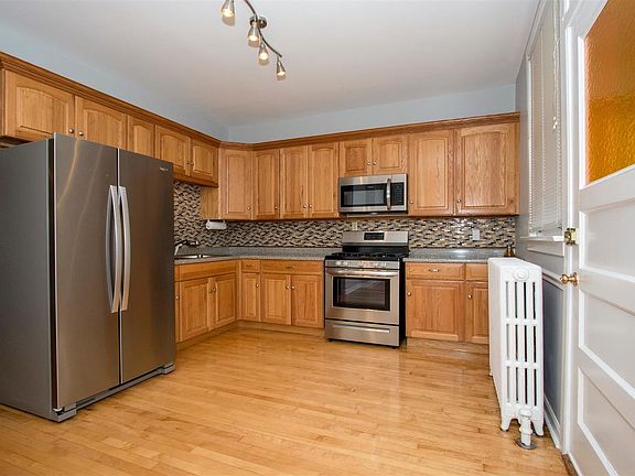 4th image of 2545 W Hutchinson St