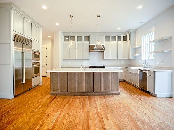 2nd image of 1121 Ormond Ct