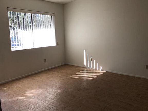 Living room 14'6" x 13'