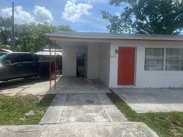 2410 SW 44th Ave — Photo 3