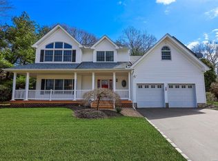 28 Flagpole Ln, Setauket, NY 11733