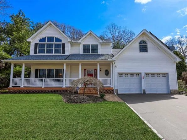 28 Flagpole Lane, Setauket, NY 11733