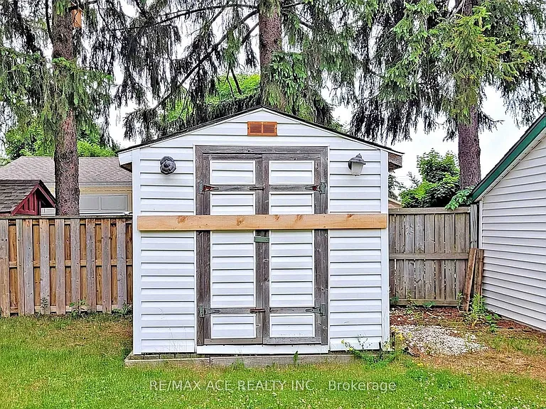 112 Bridge St W — Photo 36