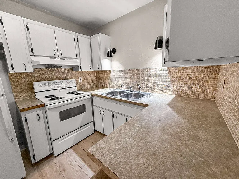 3744 Estelle Ave — Photo 12