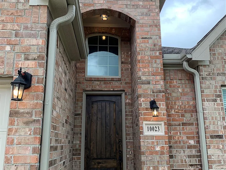 10023 Thicket Park Ln — Photo 2