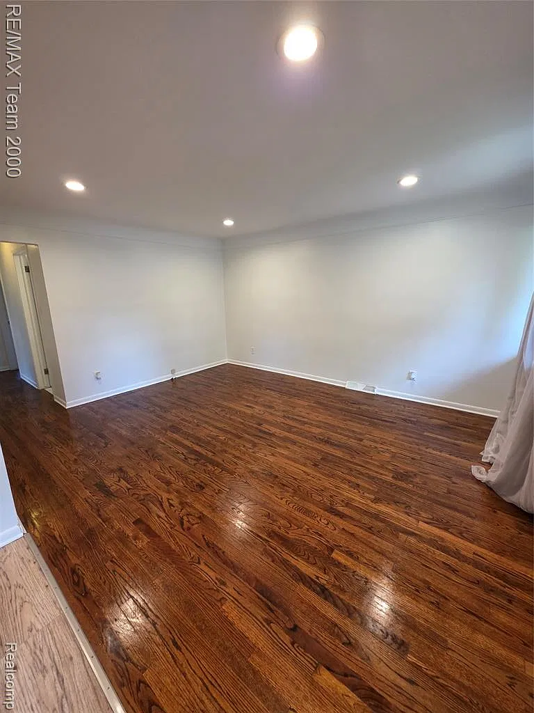 3 bed, 1.5 bath, 1950 sqft, $2,000 — Photo 4