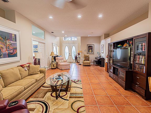 5th image of 634 NW Venetto Ct