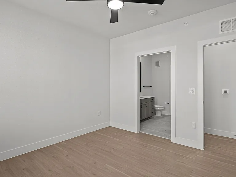 Eastpoint Apartments — Photo 15