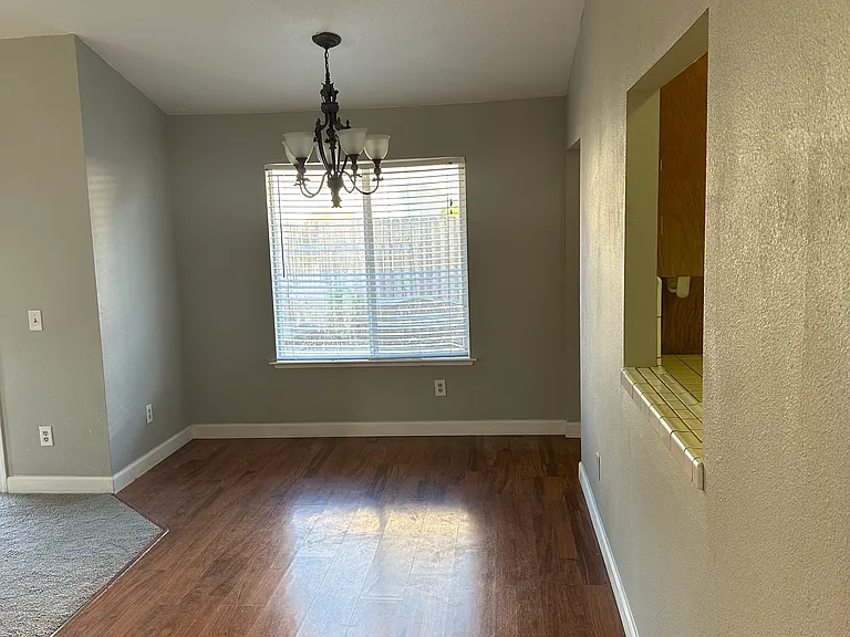 1861 Parkwood Dr — Photo 4