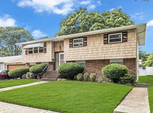 159 Commonwealth Ave, Massapequa, NY 11758