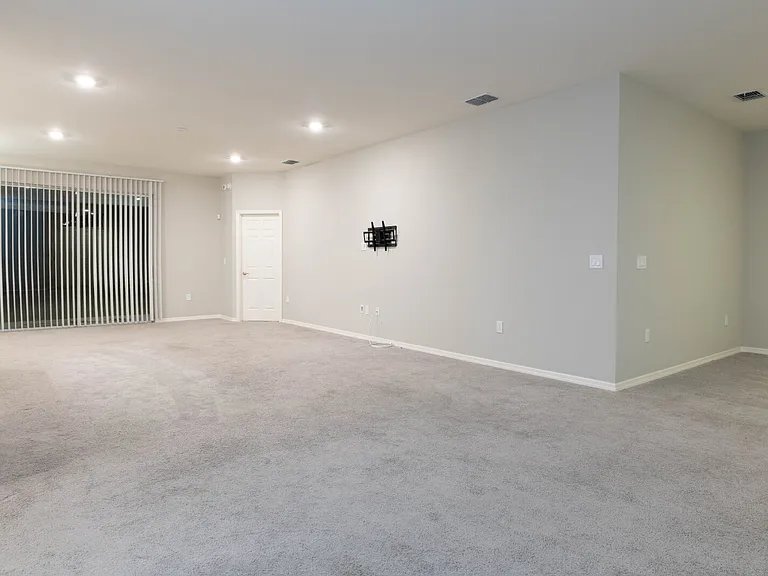 1069 Montgomery Ln — Photo 9