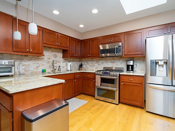 2nd image of 15530 Maple Ct