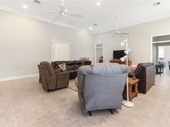 5th image of 5450 Barataria Blvd