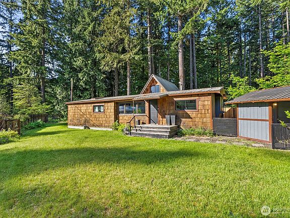 2nd image of 109 Mt Rainier Drive