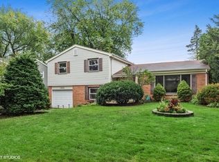 1505 E Rosehill Dr, Arlington Heights, IL 60004