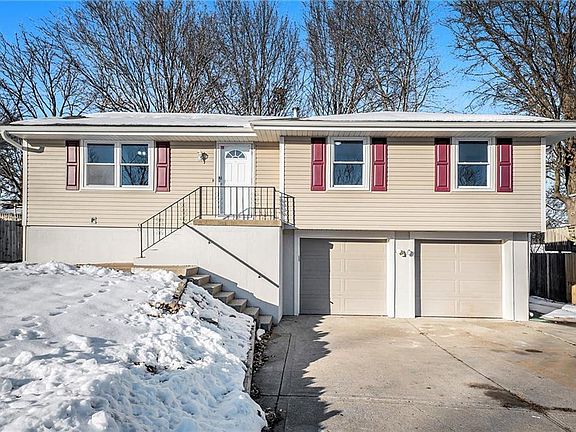 2nd image of 301 SW Redwood Dr