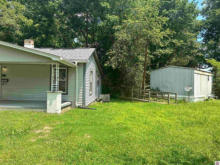1207 Markham Ave — Photo 2