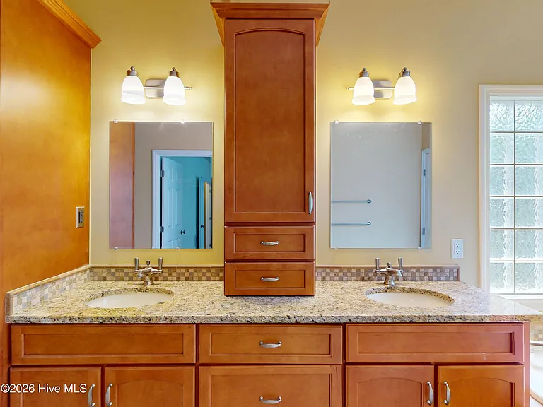 1140 Greenbriar Dr — Photo 22