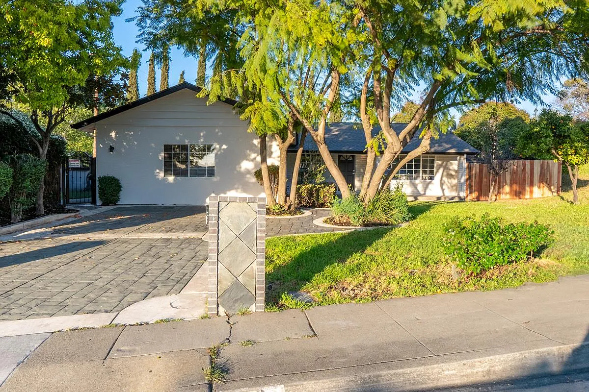 436 Mahoney Dr photo 1