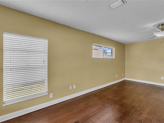 5th image of 302 Shadow Oak Dr
