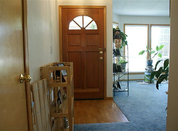 3rd image of 1933 E Laurelwood Dr